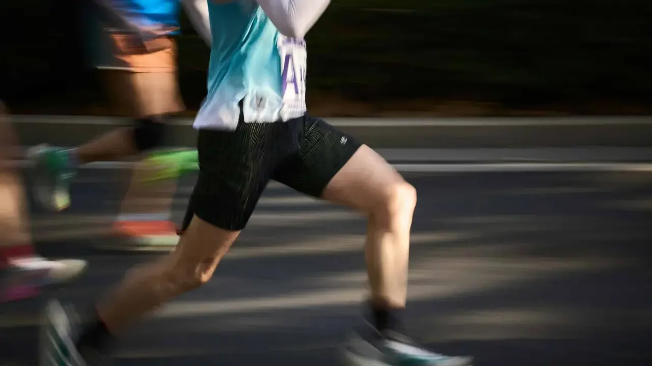 Läufer mit schweren Beinen beim Joggen, die durch die Bewegung verschwommen sind.