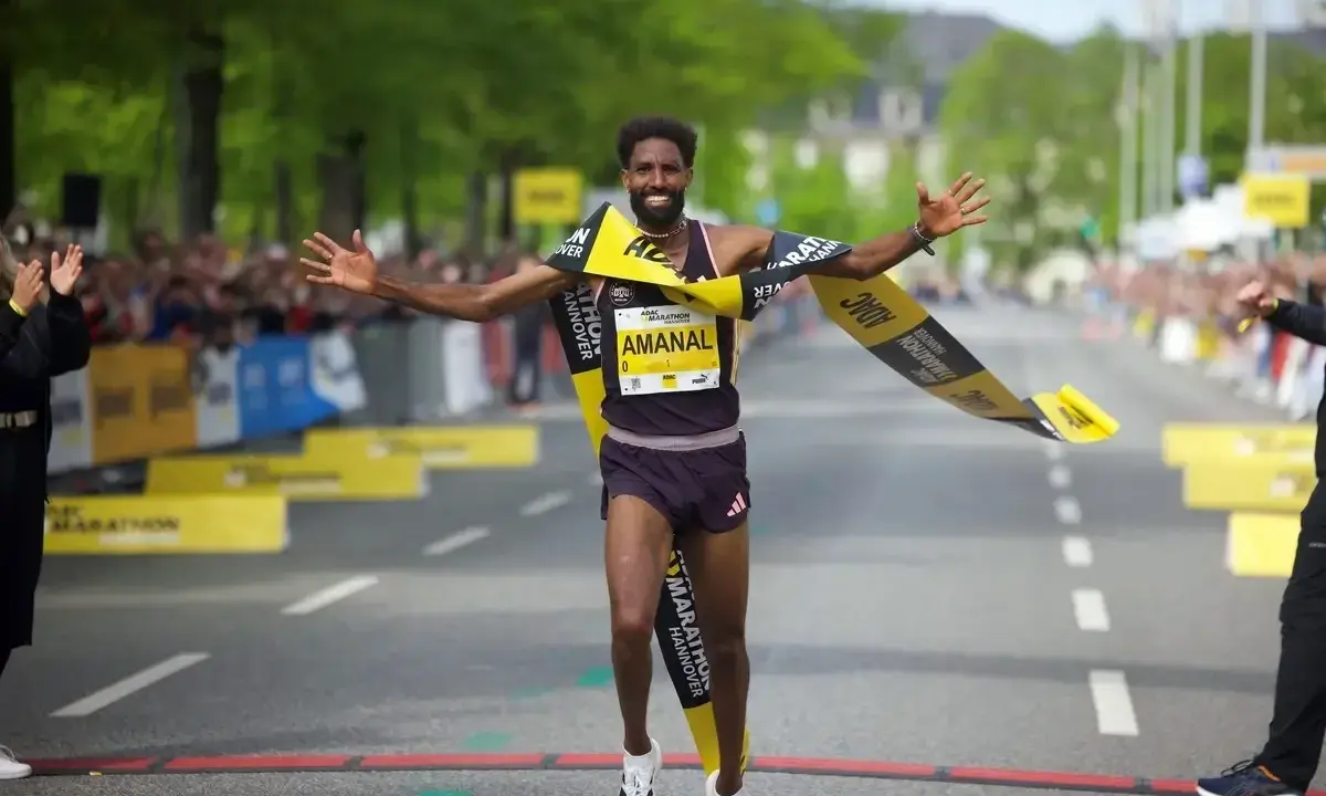 Läufer durchbricht jubelnd die Ziellinie beim Hannover Marathon. Ein Highlight im laufkalender niedersachsen.