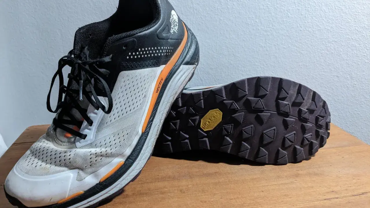 Ein Paar Laufschuhe mit einer Vibram Sohle, bereit für eine Erneuerung.