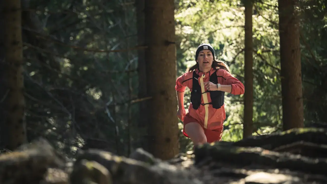 Frau beim Trailrunning im Wald, bereit für die nächsten trailrunning termine.