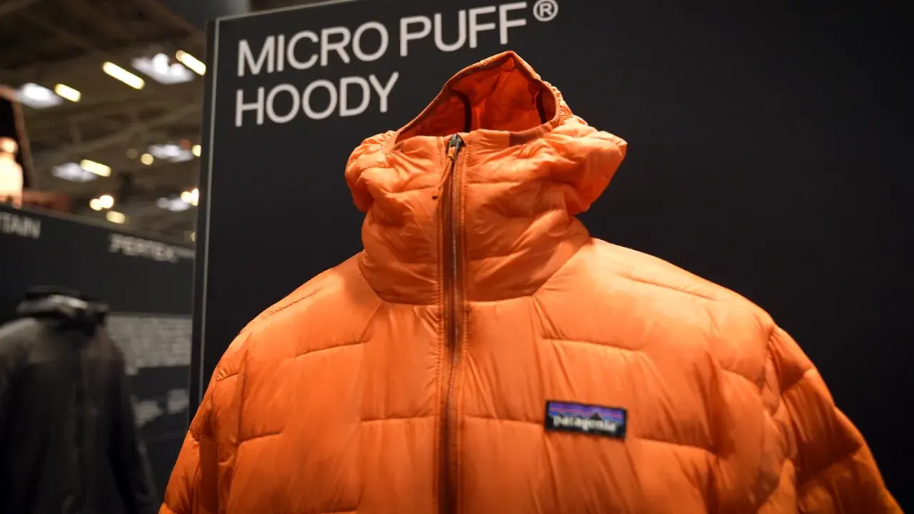 Leuchtend orange Patagonia Micro Puff Hoody aus Pertex Quantum Material. Perfekt für Abenteuer bei jedem Wetter.