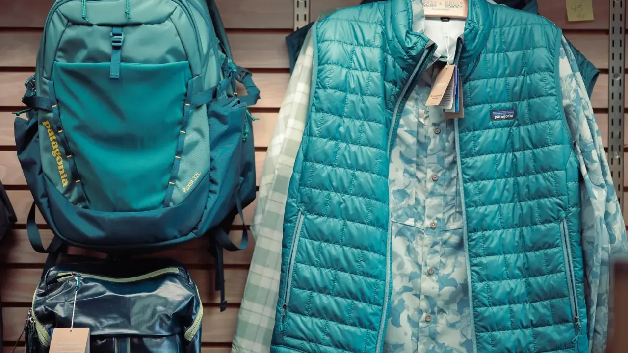 Patagonia Rucksack und Steppweste in Türkis, bereit für jedes Abenteuer. PFC frei für umweltbewusste Outdoor-Fans.
