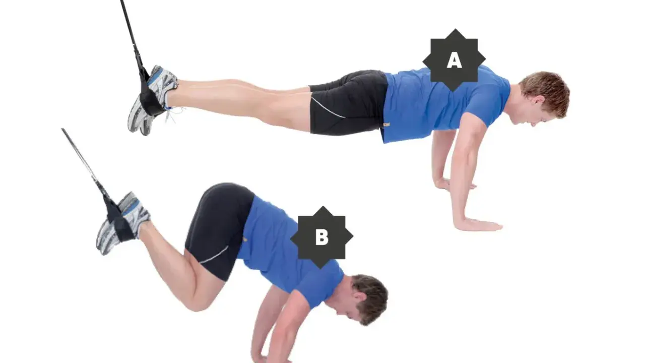 Mann macht Schlingentraining zu Hause. Übung A: Plank-Position. Übung B: Knie zur Brust ziehen.