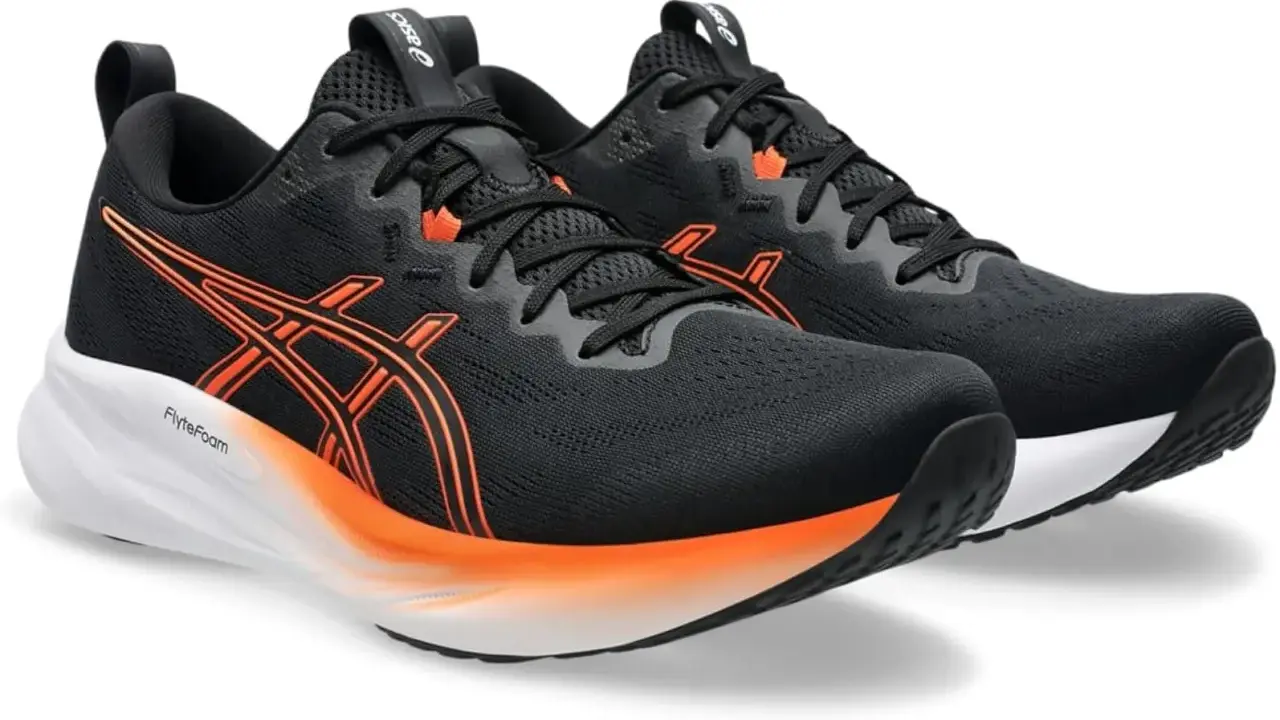 Schwarze Laufschuhe Asics Gel Pulse 16 mit orangefarbenen Akzenten und weißer Sohle.