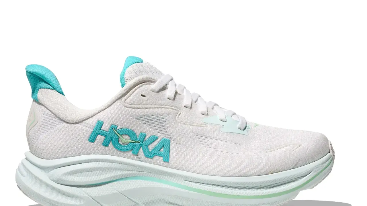Weißer Hoka Schuh mit türkisfarbenem Logo und mintgrünen Akzenten. Viele positive Hoka Schuhe Erfahrungen sprechen für diesen Laufschuh.
