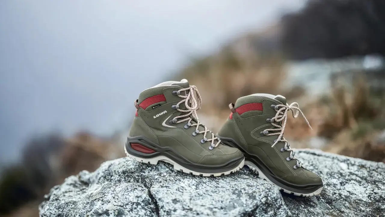 Grüne Lowa Renegade Wanderschuhe auf Felsen, bereit für den Test im Gelände.
