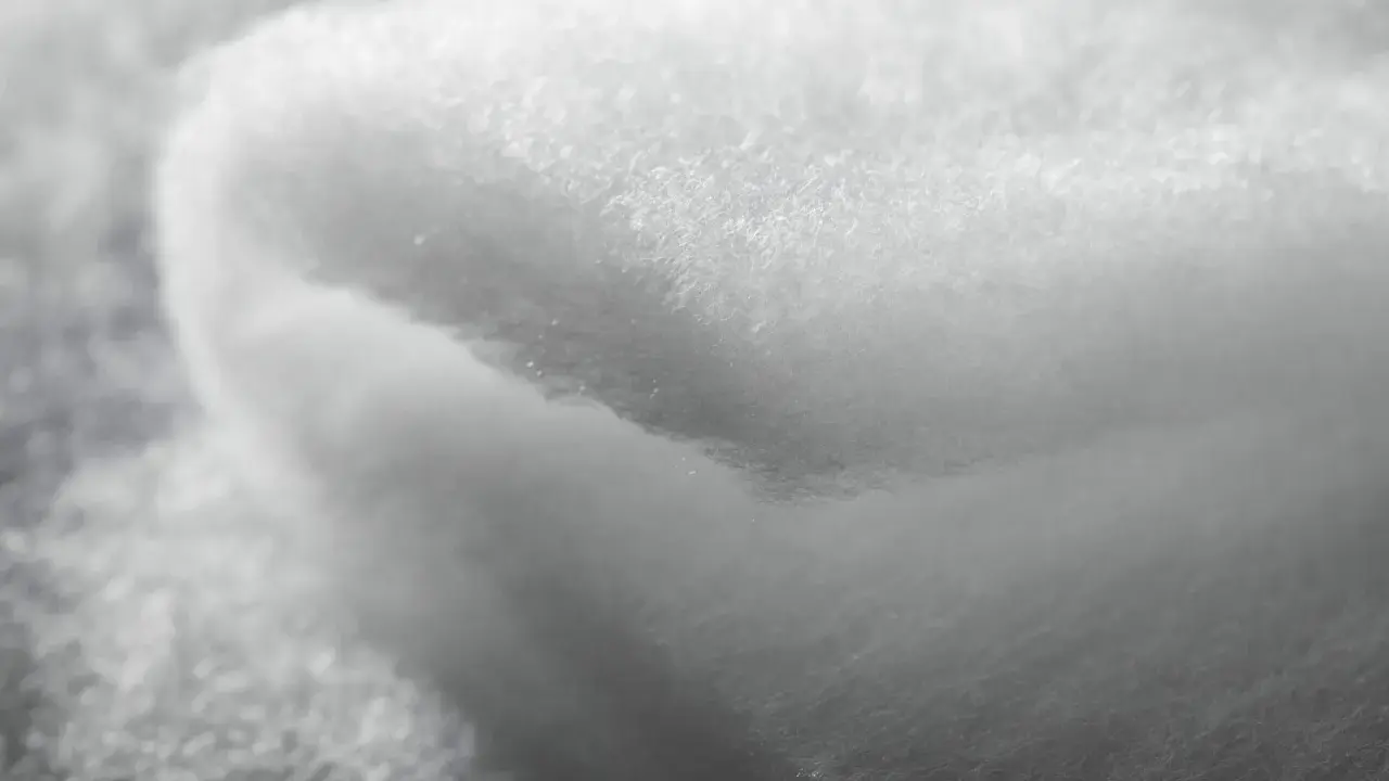 Nahaufnahme von weichem, weißem Primaloft-Material. Ideal für das Primaloft waschen, um die Isolierung frisch zu halten.