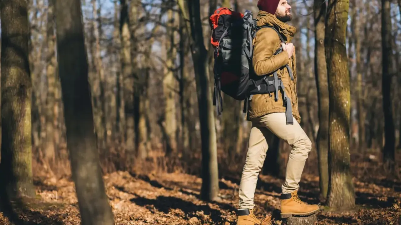Mann mit Rucksack im Wald. Ob **trekking** oder **wandern**, die Natur ruft!