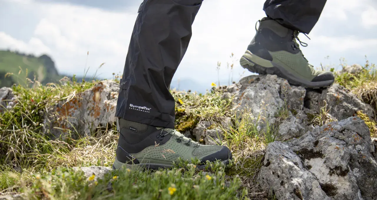 Wanderer mit robusten Schuhen, die mit einer Sympatex Membran ausgestattet sind, steigen über felsiges Gelände.