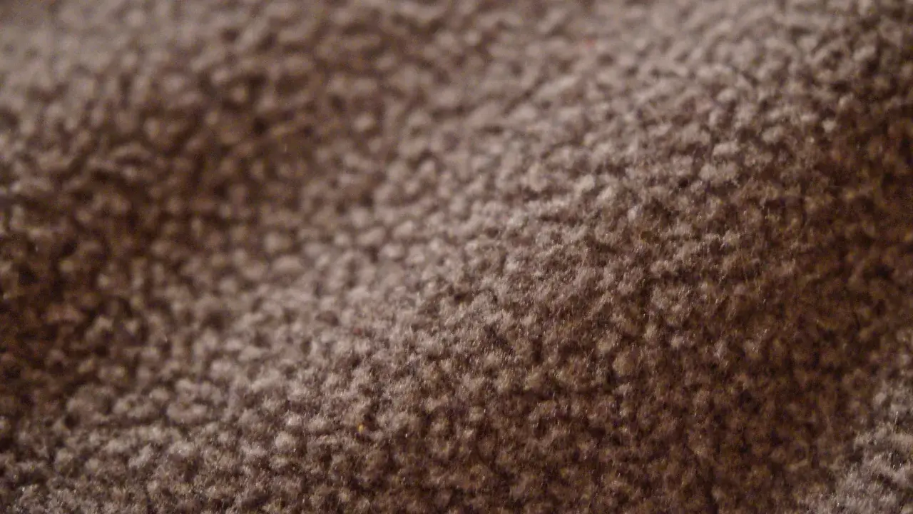 Nahaufnahme von braunem Fleece-Stoff. Dieses Material ist weich und warm, und ja, ist fleece atmungsaktiv.