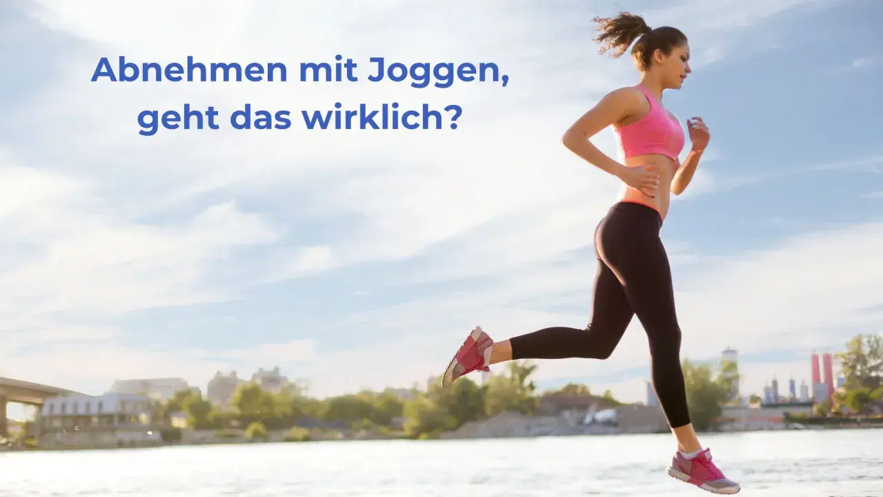 Frau joggt am Wasser entlang, um abzunehmen. Der Himmel ist blau mit Wolken.