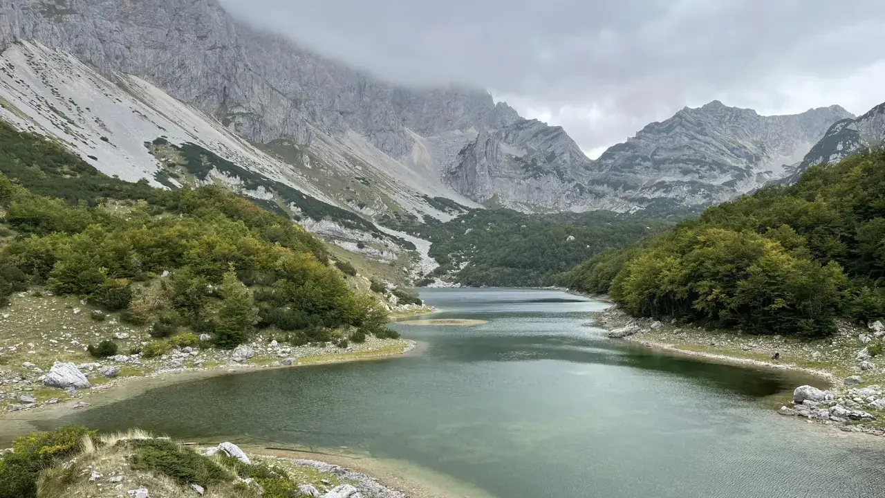 Ein ruhiger See im Durmitor Nationalpark, ideal zum Wandern. Majestätische Berge und grüne Wälder umgeben das klare Wasser.