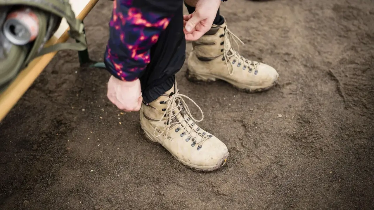 Vorbereitung für das Schneeschuhwandern: Schnüren der robusten Schuhe.