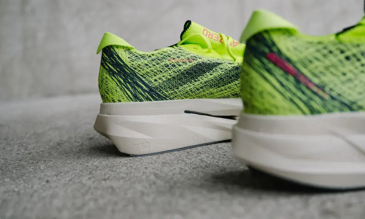 Leuchtend gelbe, fast verbotene Laufschuhe mit dunklen Streifen und einer dicken Sohle.
