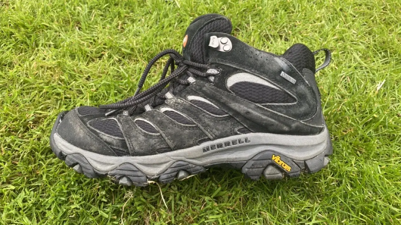 Schwarzer Wanderschuh von Merrell, bereit für den merrell moab 3 test im Gelände. Vibram-Sohle für Grip.