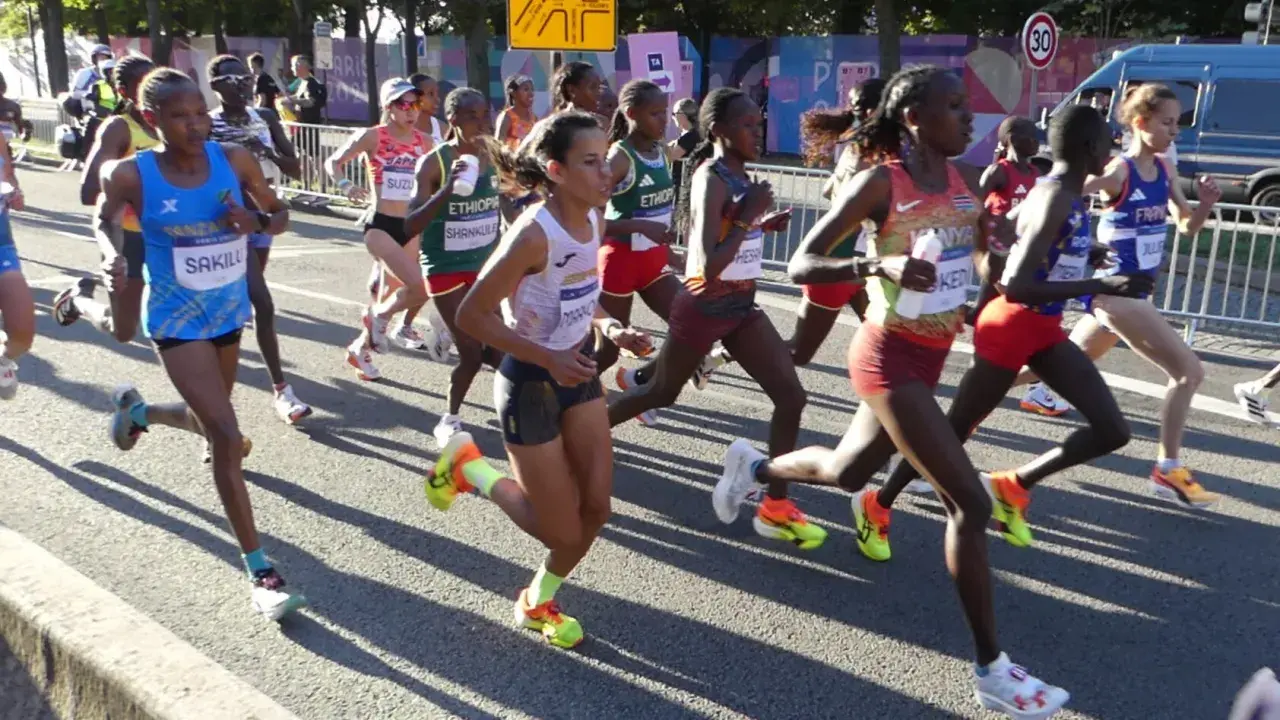 Läuferinnen im Marathon, eine spannende marathon geschichte. Die Athletinnen kämpfen um die beste Platzierung.