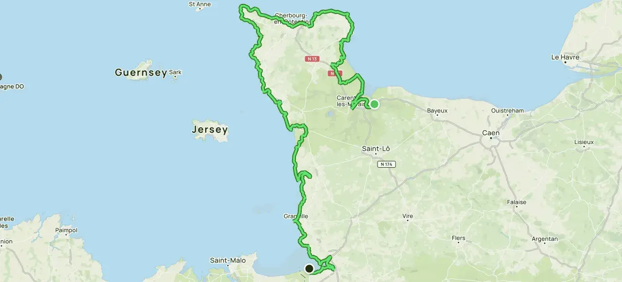 Karte zeigt eine grüne Route entlang der Küste der Normandie, Frankreich, mit Städten wie Cherbourg und Caen. Ideal für fernwanderwege Frankreich.