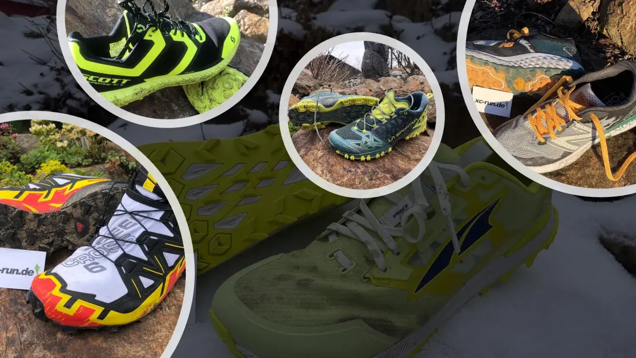 Verschiedene trailrunning schuhe zum joggen geeignet, teils schlammig, teils auf Schnee und Steinen liegend.