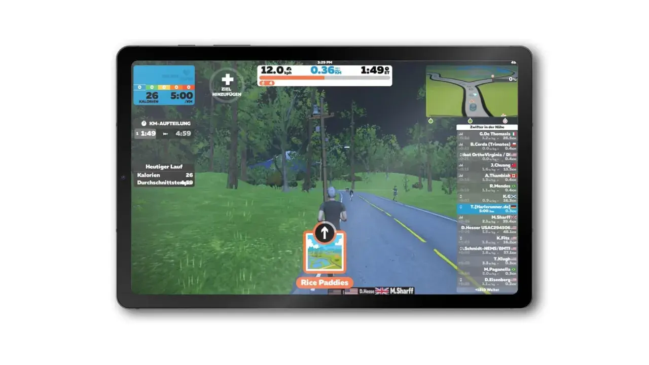 Ein Läufer nimmt an einem virtuellen Lauf teil, mit einer virtuellen Landschaft und Ranglisten auf dem Bildschirm.
