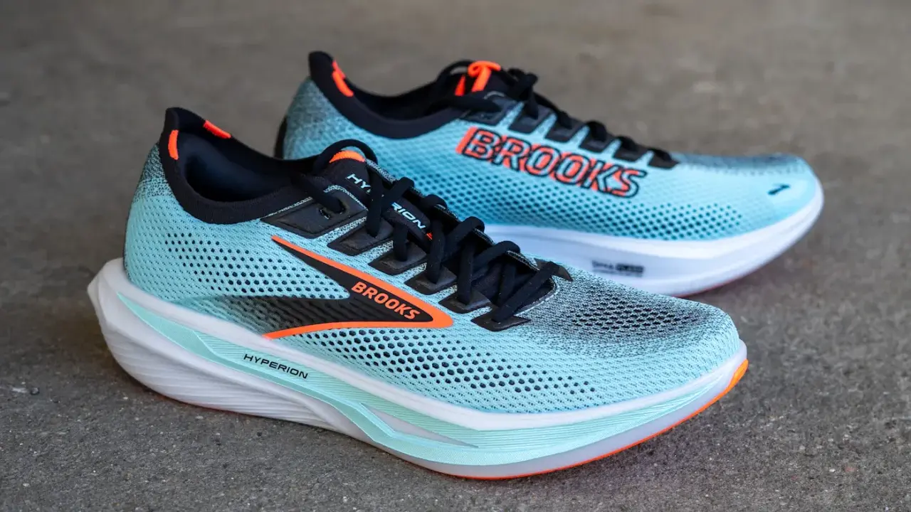Zwei hellblaue Laufschuhe, Brooks Hyperion 3, mit orangefarbenen Akzenten und dem Brooks-Logo.