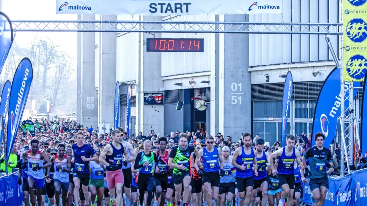 Start des Frankfurter Mainova Halbmarathons mit vielen Läufern, darunter ein ultramarathonläufer im Vordergrund, bereit für den Startschuss.