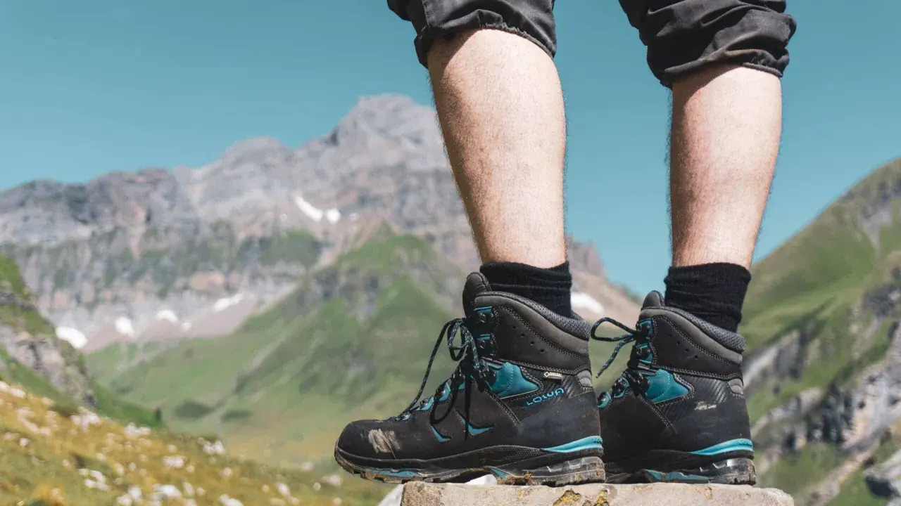 Wanderschuhe-Marken-Liste: Lowa-Stiefel bereit für den Aufstieg in den Bergen.