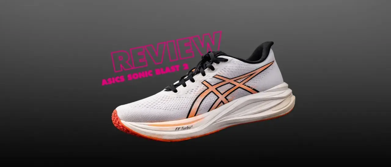 Ein weißer Laufschuh mit orangefarbenen Akzenten, der ASICS Sonicblast 2, bereit für den nächsten Lauf.