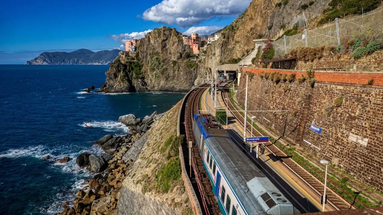 Zug in Manarola, Cinque Terre. Entdecke die Geheimtipps der Cinque Terre mit dieser malerischen Zugfahrt entlang der Küste.