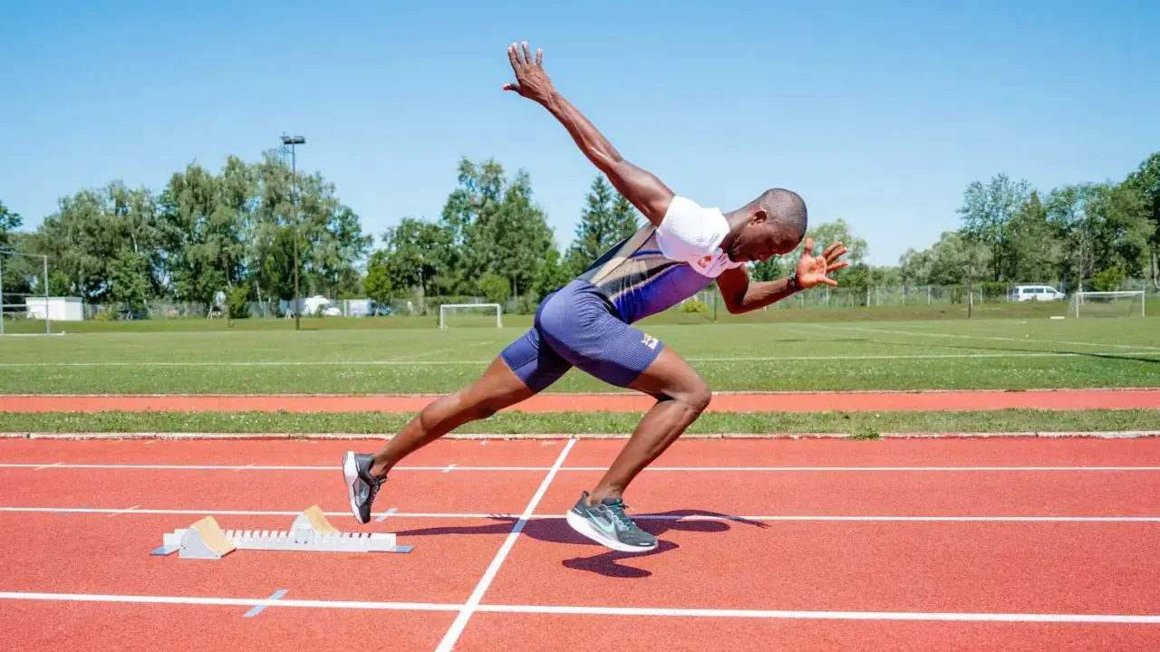 Ein Sprinter in voller Aktion, bereit für den Start. Seine explosive Kraft und Schnelligkeit sind das Ergebnis von intensivem plyometrischem Training.
