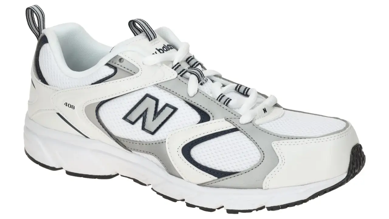 Ein weißer New Balance 408 Herren Sneaker mit grauen und dunkelblauen Akzenten.