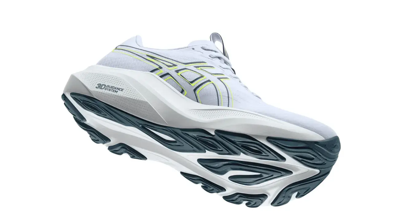 Ein weißer Asics GT-1000 4 Herren Laufschuh mit gelben Akzenten und einer markanten Sohle.