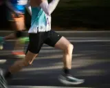 Läufer mit schweren Beinen beim Joggen, die durch die Bewegung verschwommen sind.