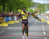 Läufer durchbricht jubelnd die Ziellinie beim Hannover Marathon. Ein Highlight im laufkalender niedersachsen.