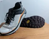 Ein Paar Laufschuhe mit einer Vibram Sohle, bereit für eine Erneuerung.