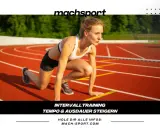 Läuferin in Startposition auf einer Laufbahn, bereit für lange strides. Intervalltraining für Tempo und Ausdauer.