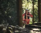 Frau beim Trailrunning im Wald, bereit für die nächsten trailrunning termine.