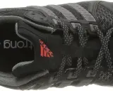 Schwarzer Adidas Kanadia Trail 6 Schuh mit roten Akzenten und Schnürsenkeln. Perfekt für jedes Abenteuer.