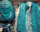 Patagonia Rucksack und Steppweste in Türkis, bereit für jedes Abenteuer. PFC frei für umweltbewusste Outdoor-Fans.