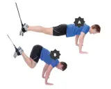 Mann macht Schlingentraining zu Hause. Übung A: Plank-Position. Übung B: Knie zur Brust ziehen.