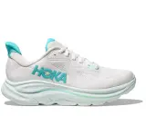 Weißer Hoka Schuh mit türkisfarbenem Logo und mintgrünen Akzenten. Viele positive Hoka Schuhe Erfahrungen sprechen für diesen Laufschuh.