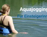 Frau mit Auftriebsgürtel im Wasser, bereit für Aqua Jogging.