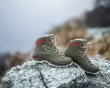 Grüne Lowa Renegade Wanderschuhe auf Felsen, bereit für den Test im Gelände.