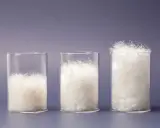 Drei Gläser zeigen die Füllkraft von Daunen. Das rechte Glas mit 600 cuin Füllkraft ist am vollsten und verspricht beste Temperaturisolierung.
