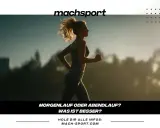 Frau joggt im Morgengrauen. Die Sonne wirft lange Schatten. Ein Artikel auf mach-sport.com vergleicht Morgenlauf und Abendlauf.