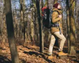 Mann mit Rucksack im Wald. Ob **trekking** oder **wandern**, die Natur ruft!