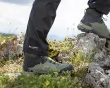 Wanderer mit robusten Schuhen, die mit einer Sympatex Membran ausgestattet sind, steigen über felsiges Gelände.