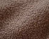 Nahaufnahme von braunem Fleece-Stoff. Dieses Material ist weich und warm, und ja, ist fleece atmungsaktiv.