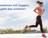 Frau joggt am Wasser entlang, um abzunehmen. Der Himmel ist blau mit Wolken.