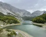 Ein ruhiger See im Durmitor Nationalpark, ideal zum Wandern. Majestätische Berge und grüne Wälder umgeben das klare Wasser.