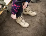 Vorbereitung für das Schneeschuhwandern: Schnüren der robusten Schuhe.